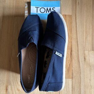 TOMS Classic Navy Canvas Shoe Size 8   Great Condition!